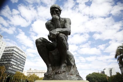 El pensador en la Plaza Congreso, en Buenos Aires