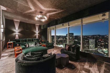 El penthouse tiene muchas ventanas con vistas a la ciudad y a puntos icónicos como el cartel de Hollywood y el Océano Pacífico