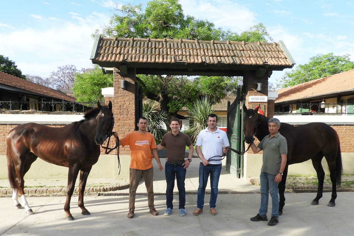 El peón Horacio Ayala con Roman Joy; Mariano Semowoniuk, Luciano Zylber y el capataz Lorenzo Abregú, con Village King; un equipo junto a dos ganadores del GP Jockey Club de la misma caballeriza