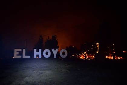 "El peor panorama es en El Hoyo que esta rodeado por las llamas”, dijo el intendente
