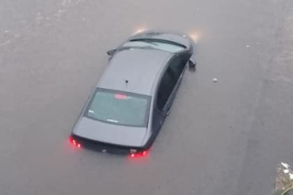 El peor tramo inundado de la General Paz, durante esta mañana, fue el comprendido entre Tinogasta y la avenida Balbín