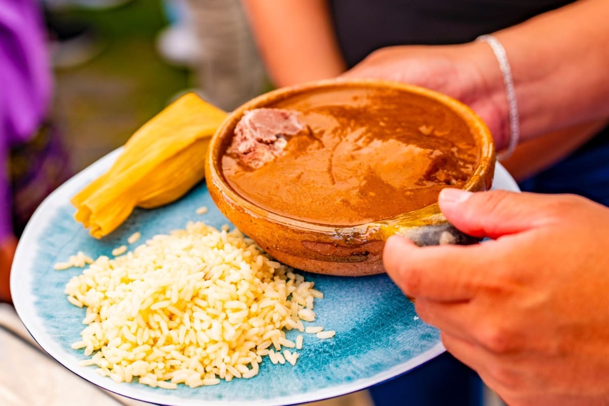 El pepián guatemalteco, uno de los platos más representativos del país, forma parte de numerosas festividades y reuniones familiares