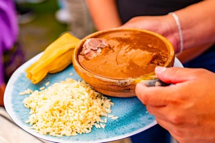 El pepián guatemalteco, uno de los platos más representativos del país, forma parte de numerosas festividades y reuniones familiares