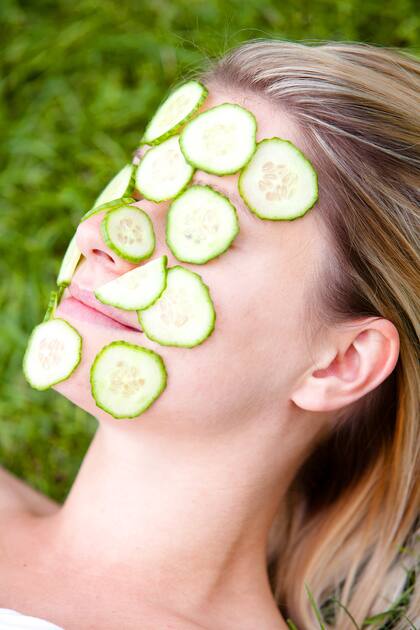 El pepino se usa tradicionalmente en India desde la para nutrir y refrescar la piel expuesta al sol o las quemaduras, aliviar irritaciones, reducir inflamaciones y combatir los signos del envejecimiento y la acción de los radicales libres.