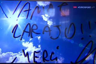 La firma de Schwartzman para la TV y el diálogo con sonrisas de la umpire