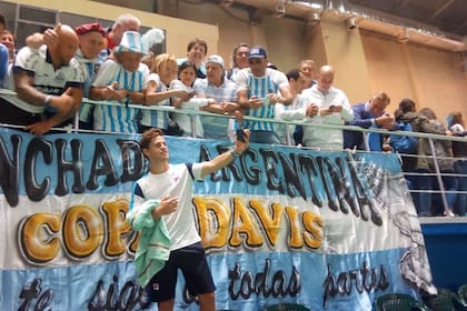 El Peque tras su victoria con la hinchada argentina