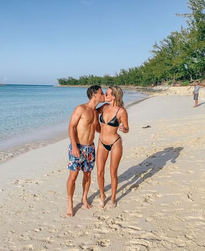 El Peque y su novia recorrieron el mundo en los últimos meses por la carrera del tenista
