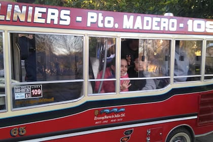 El pequeño "bondi" tiene capacidad para llevar siete pasajeros