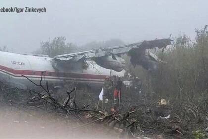 El pequeño Antonov 12 aterrizó el jueves por la mañana a menos de 2 km de la pista del aeropuerto de Leópolis