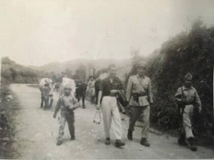 El pequeño Carlos Arturo junto a varios soldados en el Tolima, Colombia.