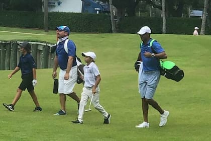 El pequeño Charlie, asistido por Tiger Woods en el torneo de Florida