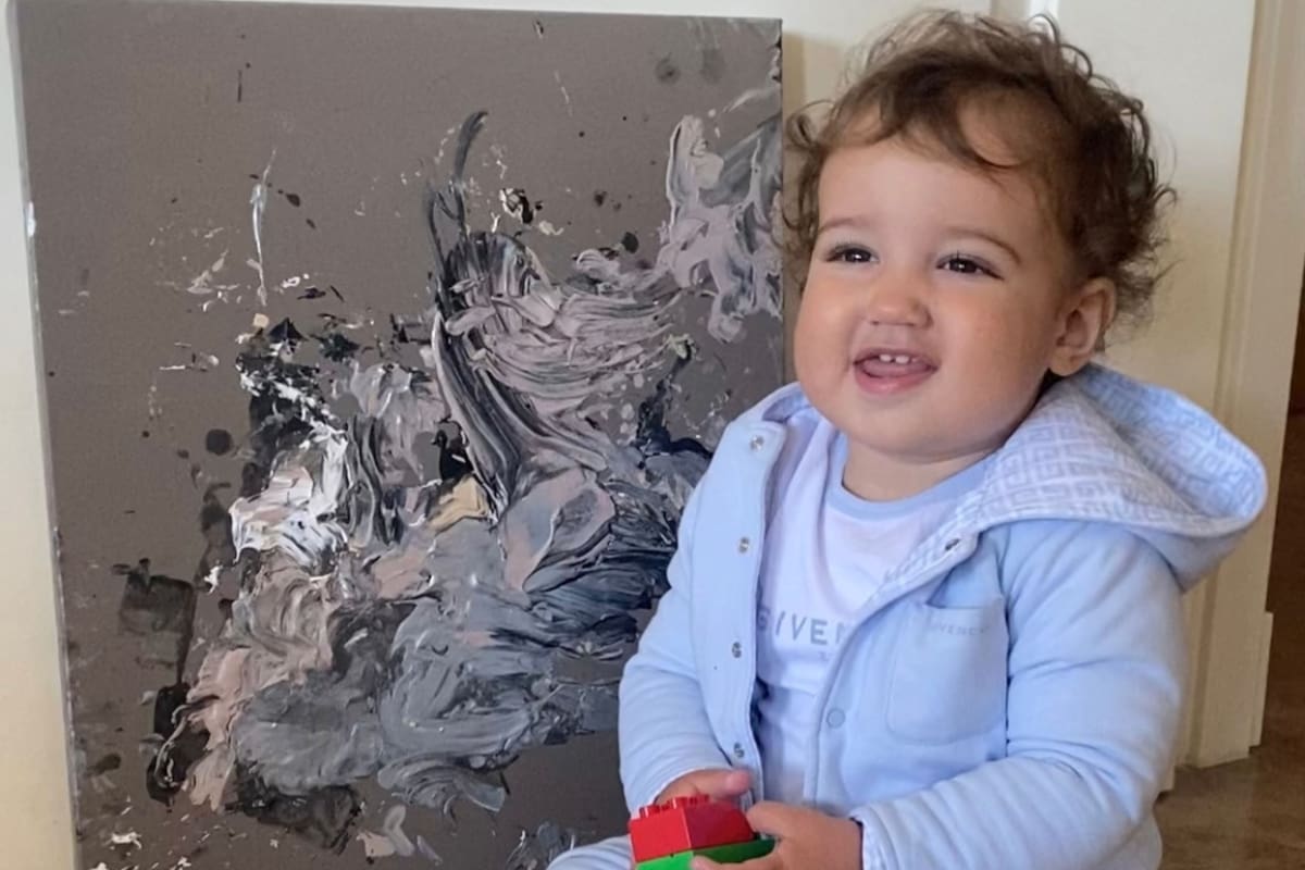 El pequeño, con ayuda de sus padres, ya comenzó a vender sus primeros cuadros