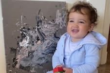 Empezó a pintar con cinco meses y a los diez meses se convirtió en el artista más joven en recibir el premio Guinness