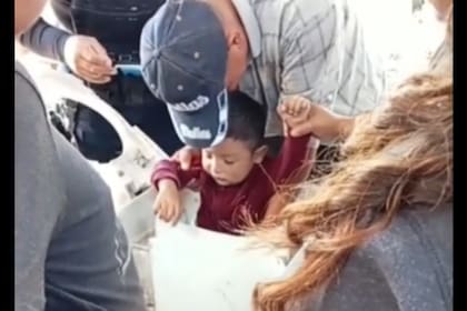 El pequeño estuvo jugando en el lavarropas y quedó atrapado (Captura video)