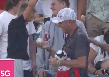El pequeño fanático de los Angels respondió a un gran gesto compartiendo su buena fortuna
