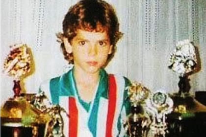 El pequeño Fernando Gago, rodeado de trofeos infantiles; se retiró a los 34 años.
