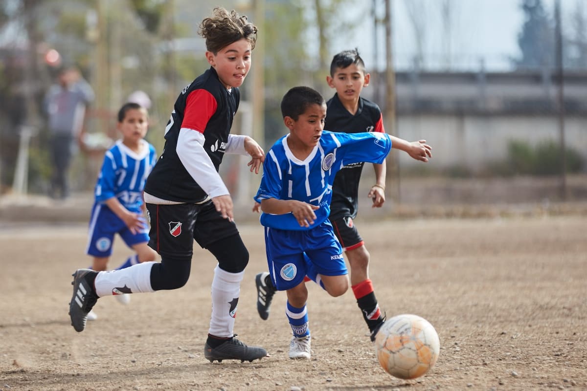 El pequeño gigante Ian, pasa a los rivales con su destreza, pero no en altura. Por eso, necesita acceder al tratamiento hormonal para poder crecer.
