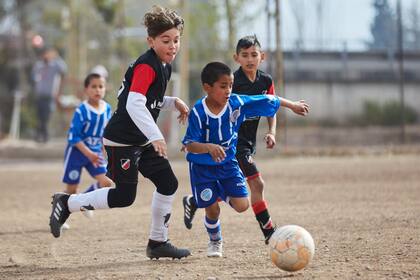 El pequeño gigante Ian, pasa a los rivales con su destreza, pero no en altura. Por eso, necesita acceder al tratamiento hormonal para poder crecer.