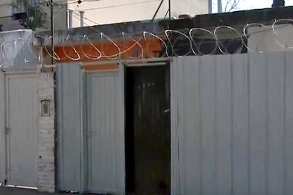 El pequeño herido jugaba dentro de su casa cuando una de las balas atravesó la puerta de metal.