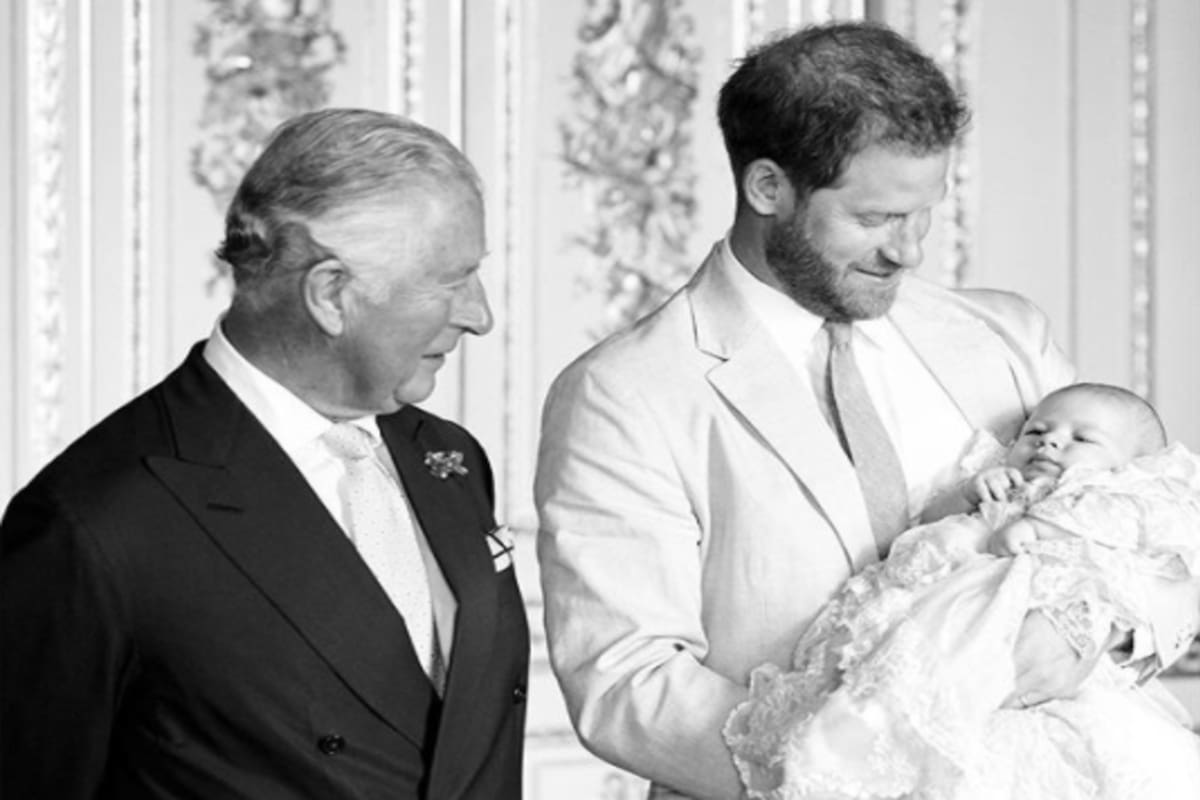 El pequeño llamó al príncipe de Gales "pa", algo así como un diminutivo de abuelo en inglés. Fue durante la videollamada que la familia real organizó con motivo del cumpleaños de Harry. La reina participó pero William y Kate no
