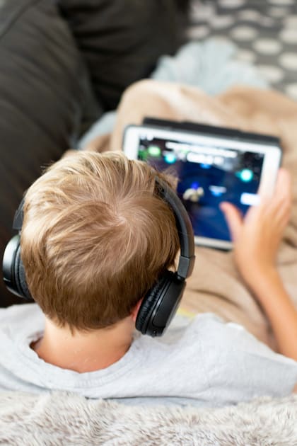 El pequeño no dormía por conectarse al celular