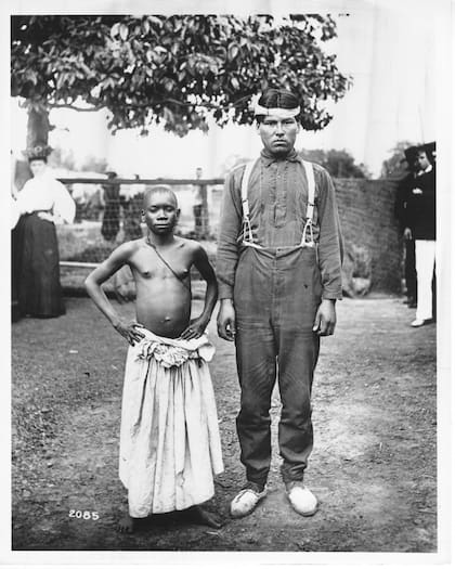 El pequeño Ota Benga, de apenas 1,35 m y el gigantesco Bonifacio.