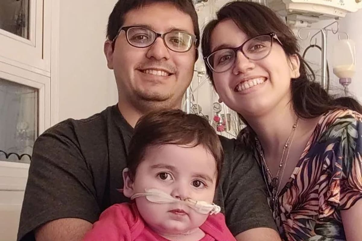 El pequeño Santiago, de un año y medio, espera un corazón; sus padres confían en que lo logrará con la ayuda de todos