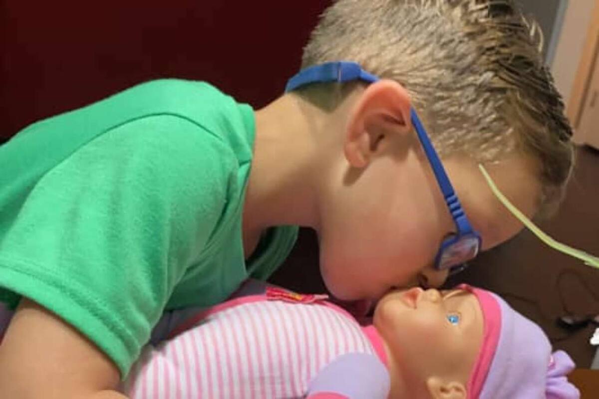 El pequeño solicitó a su mamá una beba de juguete para ser un papá tan bueno como el suyo y la madre se la compró porque de ese modo se aseguraba "de dejarle un excelente hombre a este mundo2