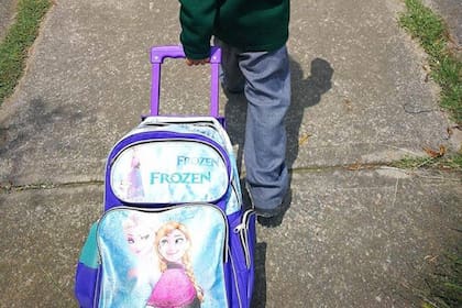 El pequeño tiene cinco años y es fanático de la película de Disney. En el camino a su colegio fue criticado porque "esa mochila es de nena" y el debate dio la vuelta al mundo.