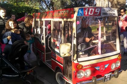 El pequeño vehículo tiene motor de Gilera, frenos de Fiat Duna, asientos de kárting y capacidad para siete pasajeros