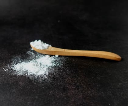 El percarbonato de sodio al entrar en contacto con el agua se descompone en agua oxigenada y carbonato de sodio