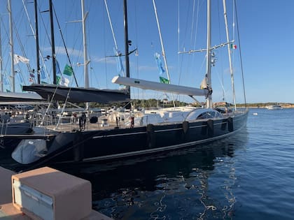 El perfil del Swan más grande amarrado en el Yacht Club Costa Smeralda de Porto Cervo