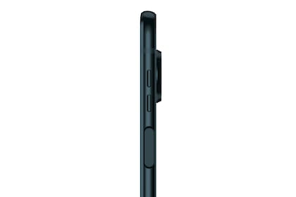 El perfil del teléfono es de 6,8 mm; tiene una batería de 3000 mAh y el sensor de huellas digitales en el costado, que se aprecia más abajo de la cámara (que sirve de punto de anclaje para los Moto Mods)
