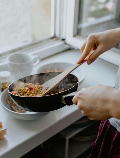 El perfluorooctanoico (PFOA) es posiblemente cancerígena y se puede encontrar en productos de cocina antiadherentes