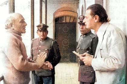 El periodista Alfredo Serra entrevista al criminal de guerra nazi Klaus Barbie, también llamado Altmann, en una cárcel de Bolivia, en 1973
