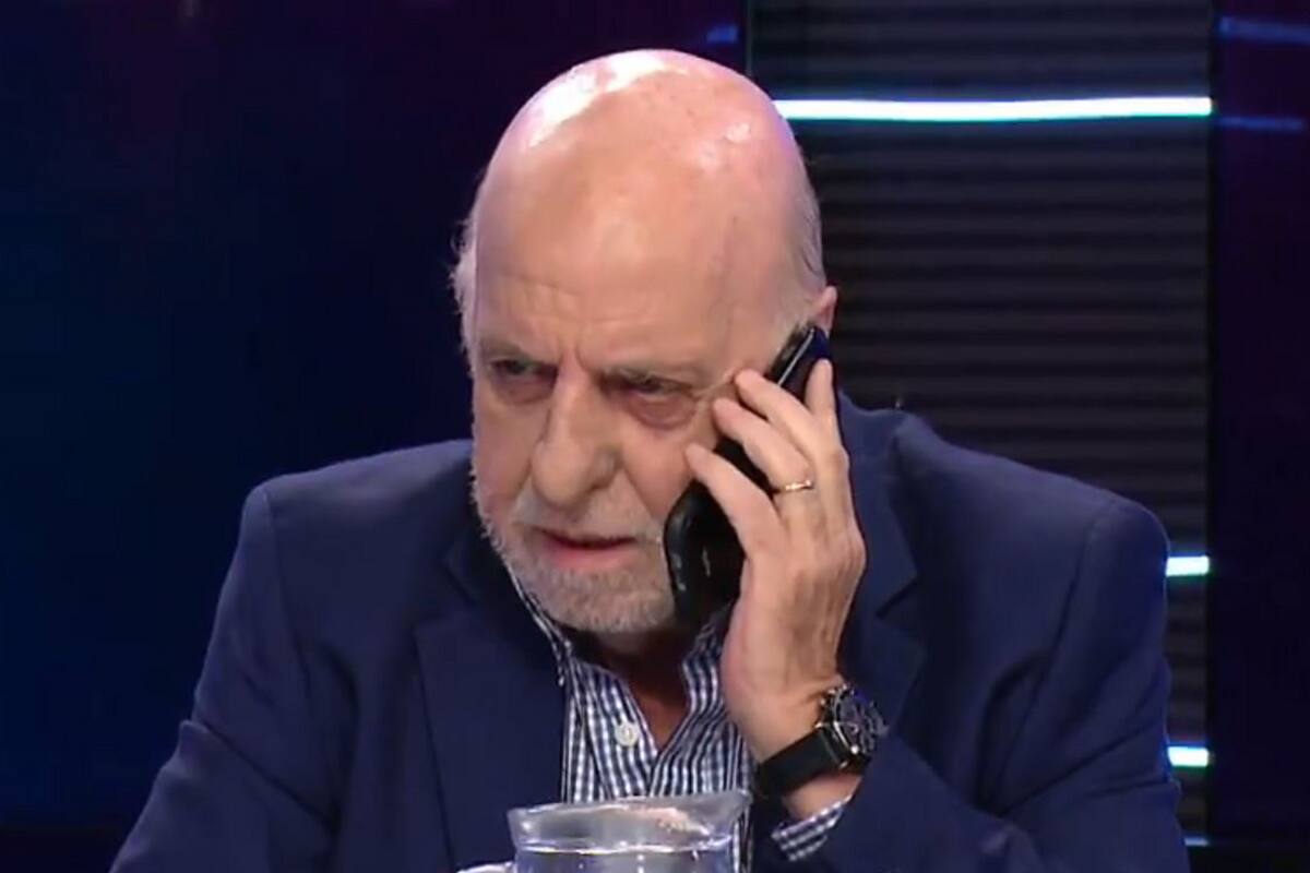 El periodista atendió una llamada en medio del programa del que participa en TyC Sports y causó la carcajada de sus compañeros.