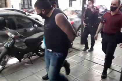 El periodista Baby Etchecopar fue víctima de un robo este jueves alrededor de las 14, a la salida de Radio Rivadavia, cuando fue embestido por dos motochorros que le quitaron pertenencias y lo lastimaronCaptura de video