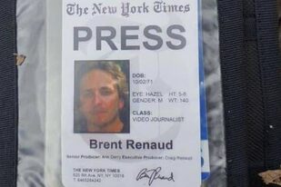 El periodista Brent Renaud llevaba una credencial vieja de The New York Times cuando fue asesinado