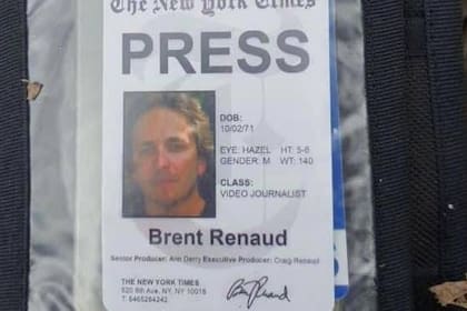 El periodista Brent Renaud llevaba una credencial vieja de The New York Times cuando fue asesinado