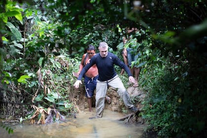 El periodista británico Dom Phillips, a la derecha, y un indígena yanomami son vistos en la aldea Maloca Papiu, estado de Roraima, Brasil, en noviembre de 2019.