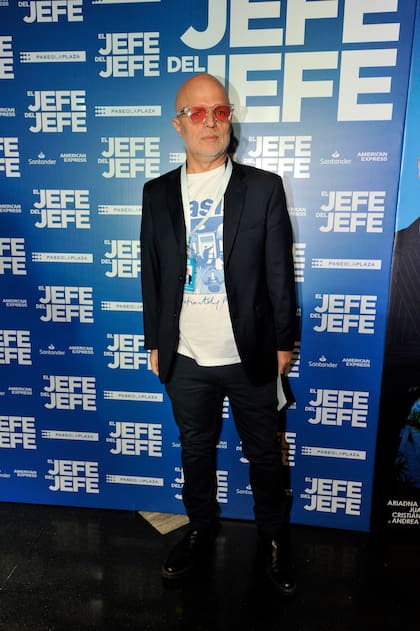 El periodista, conductor y humorista Sebastián Wainraich combinó la formalidad del traje con una remera de algodón con estampa