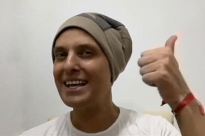 Lío Pecoraro mostró que su pelo comenzó a crecer mientras se recupera de la leucemia