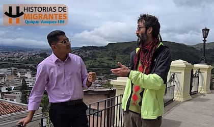 El periodista contó su experiencia de vida en una entrevista con el canal de YouTube Historias de Migrantes (Captura: YouTube / Historias de Migrantes)