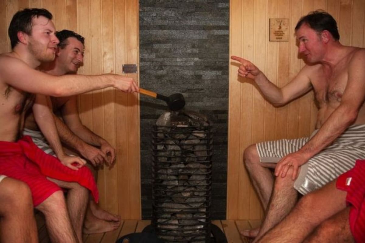 El periodista de la BBC James Landale (derecha) en la sauna de la embajada de Finlandia en Reino Unido (Foto: TOM PILSTON/BBC)