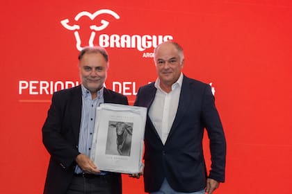 El periodista de LA NACION Cristian Mira recibió un reconocimiento de Brangus; lo entregó el expresidente Víctor Navajas