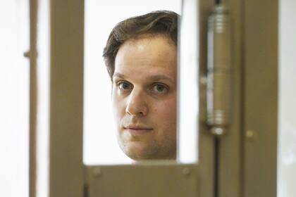 El periodista del diario Wall Street Journal, Evan Gershkovich, en una celda de vidrio en el tribunal municipal de Moscú, Rusia