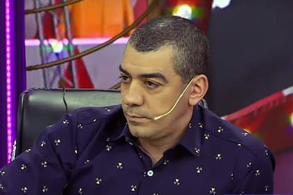 El periodista deportivo, muy serio, ante las explicaciones de sus compañeros.