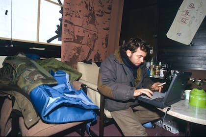 El periodista Didier Francois prepara un artículo para AFP en el Holiday Inn de Sarajevo, en 1993