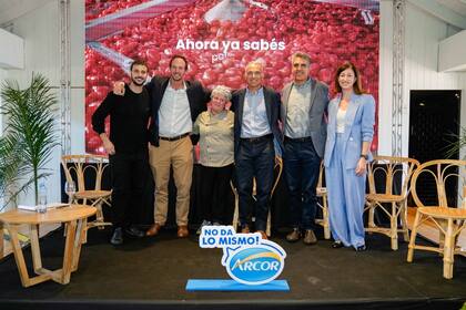 El periodista Diego Leuco, que estuvo en el evento; Gabriel Porciani, gerente general Consumo Masivo en Grupo Arcor; la cocinera Madame Papin; Guillermo Cruz, gerente negocio Alimentos; Arturo Ovalles, gerente de Producción Agrícola, y Bárbara Bradford, gerente Corporativo de Sustentabilidad de la compañía