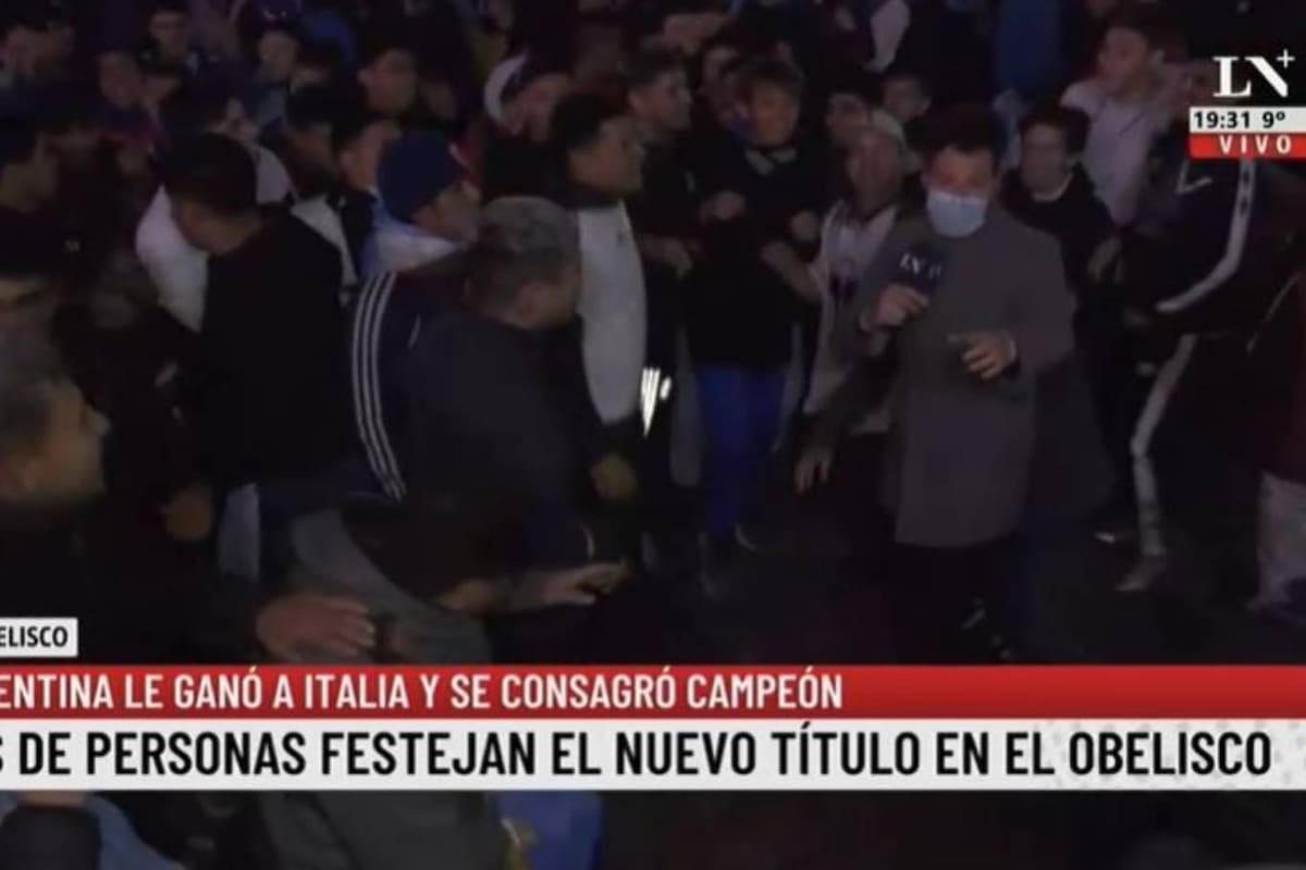 El periodista Diego Lewen sufrió el robo de su celular mientras hacía un móvil en vivo para El Noticero de LN+ desde los festejos en el Obelisco